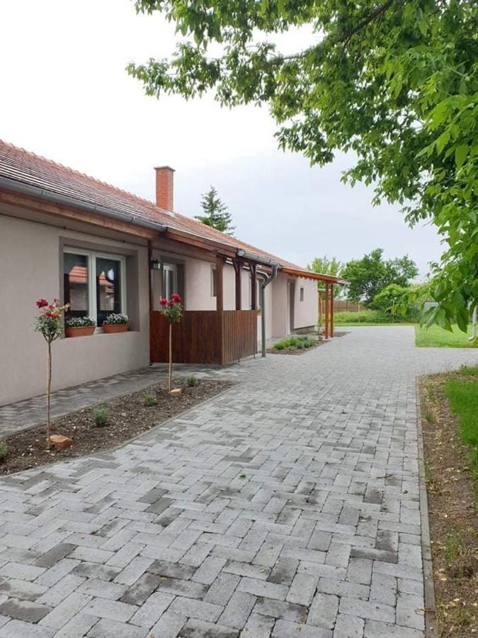 Kajári Apartmanház Balatonfokajar Exterior foto